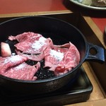 金谷 - 熱して牛脂をひいた鉄鍋にお肉から
