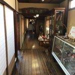 金谷 - 趣のある長ーい廊下を進むと大小様々な客室が。