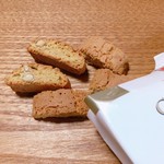 大和屋 - カントチーニ、硬いビスケットです