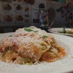 ナナイロパスタ - 海老とトマトの冷製パスタ 1,080円 ＋ 大盛り 250円。