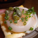 レストラン山水 - 帆立貝柱のカルパッチョクラッカーにのせて