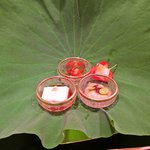 和やまむら - 蓮の葉に乗せられた先付け。葉は巨大で度肝を抜かれます。