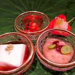 和やまむら - 先付け。ごま豆腐、エビのゼリー寄せ、ほうずきにはナンテンの実