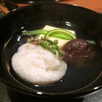 和やまむら - 椀物。真蒸、シイタケ、卵豆腐のお吸い物