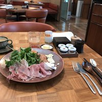 ザ タヴァン グリル＆ラウンジ - 各テーブルにジャムの瓶があります。