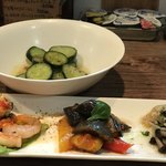 ナナイロパスタ - 「コース」前菜三種盛り＋１．カポナータ、シーフードマリネ、キノコの塩レモンソテー、キュウリのピリ辛マスタード和え。