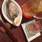 Cauda - 生カキ
                      この時期なんで岩カキかと思ったら、真牡蠣だった。
                      でもまぁまぁ美味しい。