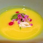 和やまむら - トウモロコシの冷製スープ、赤い実はマイクロトマト