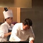 レストラン ラリューム - 調理中の進藤シェフ