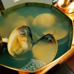 銀座 盡 - ブイヨン為の銅鍋　蛤が大きすぎて縮尺が変