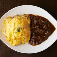 とろとろ卵のオムライス　牛すじ入りデミグラスソース