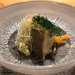 丸新 - 天然黒鮑の煮あわびと海胆の白扇揚げ