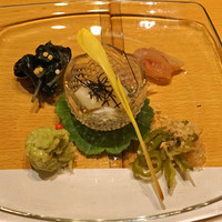 ふじ原 - お通し　　金時草のお浸し、烏賊の鯛ワタ和え、万願寺唐辛子の煮びたし、蟹とアボカドのタルタル仕立て、白芋茎のお浸し 玉蜀黍の新芽と共に