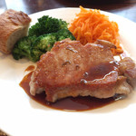アベス - 豚ロース肉のソテー セージ風味のマデラソース