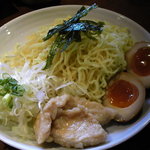 Suzume No Oyado - 麺は中太麺のちぢれです。　よく冷えた麺と白髪ねぎの相性が良いですね。＾＾　鶏南蛮はもう少し酸味控えめでお願いします。＾＾