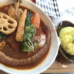 スープカレー トムトムキキル - チキンカレー+ソーセージ（1,180円+100円+税）