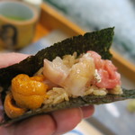 寿司栄 - 30年8月　鮪中落、燻りがっこ、ノドグロ、バフンウニ海苔巻き