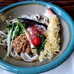 赤坂 - 【2018.8.5(日)】エビ天と納豆夏野菜の温玉冷しうどん＋豚ロース炙り焼肉丼1,080円のエビ天と納豆夏野菜の温玉冷しうどん