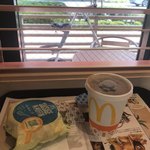 Makudonarudo - 2018/08 １階…朝マックは、定番の ソーセージマフィン 100円、そして、プレミアムローストコーヒー (アイス)(S) 100円