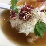 らあめん サンド - 説明書きではおわんにスープをかけてと、ありましたが反対にスープにごはんをダイブ！絶妙の組み合わせ！