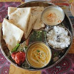 Doruga Maharu - 二種類カレー チーズナン、 シーフードカレー、コールマカレー 激辛