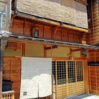 祗園245 - レストランへの入口は建物右側