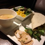 GRAND HOURS - 家族のビュッフェ。野菜スープをチョイス