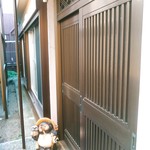 闘牛門 別邸 和ノ牛 - 門構えは凄いけど、入口は普通のおうち風。