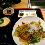 闘牛門 別邸 和ノ牛 - 茶碗蒸しにはチーズが入っていた模様。彩りサラダ、胡瓜＆白菜の浅漬けキムチ、薬味はわさび、大葉、とろろ。