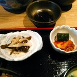 闘牛門 別邸 和ノ牛 - キムチと葱と胡麻油で和えた牛肉しぐれ煮？＝甘辛煮詰と焼肉のたれっぽい肉のたれ。