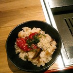 闘牛門 別邸 和ノ牛 - ご飯茶碗に炊き込みご飯を盛り、和牛のたたきを一枚。薬味を載せてみる。