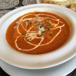 DELHI PALACE - バターチキンカレーのアップ。白いつぶつぶはココナッツ