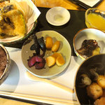 Kawaneji Saryou Hirara - ひらら膳2100円（季節のご飯、揚げ物、山菜、やまめ、汁椀、香物）