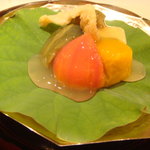 くろぎ - 蓮の葉に置いた冷たい炊き合わせ