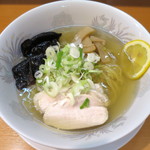 らーめん紫雲亭 - 冷たいスープのあっさり塩ラーメン_900円