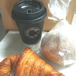 ブリコラージュ ブレッド アンド カンパニー - クロワッサン350円とムーポテト360円とコーヒーのエアロをコスタリカの豆で520円。税込み 20180805　エアロプレス抽出は香りが立つそうで。いただく前に香りを楽しみ、温度が下がるまで堪能～♪