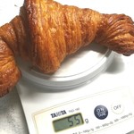 ブリコラージュ ブレッド アンド カンパニー - クロワッサン。計量　サクッとかじっても、はがして食べてもおいしかったです♡　全粒粉のナチュラルな風味が、たまらないおいしさ。