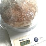 ブリコラージュ ブレッド アンド カンパニー - ムーポテト。計量　ふっかり膨らんだムーの上部はドーム状で、下の方は、やわらかもっちもち。ねちっとはしてなくて、歯切れのいい食べ心地が好みで嬉しい♡　ナチュラルな甘みもおいしかったです。(^ー^) 好き