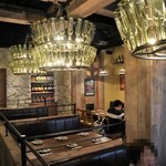 Italian Kitchen VANSAN - 落とし気味の照明がムーディーな雰囲気の店内