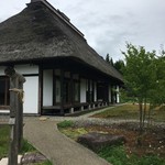 角館山荘侘桜 - フロントのある母屋