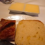 コンヴィヴィアリテ - パン2種。チーズのパンとバケットと。
      バターも「有塩」「無塩」と用意されてる!(^^)!
