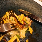 コンヴィヴィアリテ - 魚料理。スズキのグリエ。
      柑橘系のソース、生姜の風味も加わり、良い味！！魚とは思えぬプリプリ感(≧∀≦)