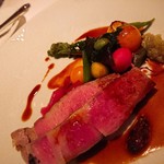 コンヴィヴィアリテ - 栗豚のロースト。
      これまたしっとり、、豚とは思えぬ美味しさ(*ﾟдﾟ*)マデールのソースがぴったり(≧∀≦)