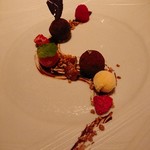 コンヴィヴィアリテ - デザート。チョコレートやベリー系、バニラのアイスやら、、
      この盛り付けが素敵(*´∀｀)