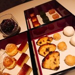 コンヴィヴィアリテ - プティフール。お好きなものをどうぞ！と、、、(≧∀≦)
      もちろん一通り！！