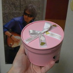 Pâtisserie Gregory Collet - 素敵！可愛いピンクの円筒形BOXです！