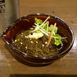 飲んべぇ食堂 らくだ屋 - お通し(もずく酢)