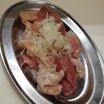 ツラとキモ 炭火焼肉 いわしげ - ごちゃ混ぜホルモン盛（880円）