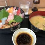 博多豊一 - 海鮮丼    
            メインも怯える スーパーあら炊き汁と共に。