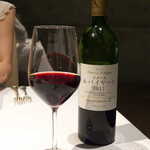 OTTO SETTE - 丸藤葡萄酒「ドメーヌ・ルバイヤート」2011（￥2268）。長期熟成されたワインらしく、角がなく優雅でまろやかな味わい